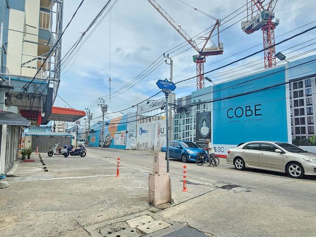 ขายบ้านลาดพร้าว64แยก1  ขายบ้านลาดพร้าว  ขายที่บางกะปิ  ขายที่ลาดพร้าว 64 ซอยลาดพร้าว 64 แยก 1 แขวงลาดพร้าวฝั่งเหนือ  เขตบางกะปิกรุงเทพฯเนื้อที่ 211 ตารางวาขายที่เปล่าแถมบ้านมี 5 ห้องนอน 4 ห้องน้ำ มีสวน ร่มรื่น ที่จอดรถพร้อมผังเมืองสีเหลืองหน้ากว้างติดถนนซอย ลาดพร้าว 64 แยก 1 กว้าง 34 เมตรลึก 25 เมตรห่างจากถนนหลักลาดพร้าว 200 เมตรแหล่งชุมชน ปากซอยกำลังสร้างคอนโดราคาเจ้าข