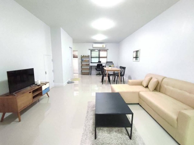 ให้เช่าและขายบ้านทาวน์โฮม Modi Villa ABAC บางนา กม.26#OwnerPost #WelcomeAgentขายหรือให้เช่าบ้าน โมดิ วิลล่า บางนา ซอยเอแบครายละเอียด1. ทาวน์โฮม 2 ชั้น, 2 ห้องนอน, 3 ห้องน้ำ2. ที่ดิน 18 ตรว.3. เฟอร์นิเจอร์ครบ- แอร์ทุกห้อง, เครื่องซักผ้า, ทีวี, ตู้เย็น, เครื่องทำน้ำอุ่น- เตียงพร้อมฟูก 1 ชุด, เตียงนอน 1- ตู้เสื้อผ้า, โต้ะทำงานพร้อมเก้าอี้- โต๊ะทานอาหารพร้อมเก้าอี้- โต๊ะวางทีวี, โซฟา, ผ้าม่านทั้งหลัง- แท้�