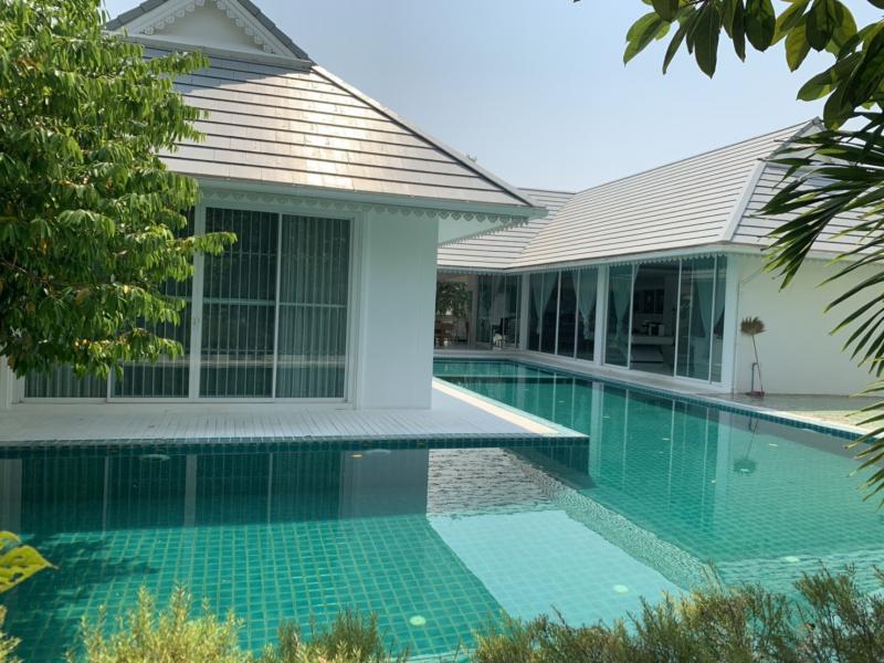 ขายบ้านหรูชั้นเดียวพร้อมสระว่ายน้ำ บรรยากาศดี อ.โกสุมพิสัย จ.มหาสารคาม( ยินดีรับนายหน้าที่อยู่พื้นที่  ช่วยขาย)ที่ตั้ง : ตำบลวังยาว อำเภอโกสุมพิสัย จังหวัดมหาสารคาม 44140พิกัด : https://goo.gl/maps/s4kQeyJa5dStzeZR8ขนาดพื้นที่ : 4 ไร่ 27ตารางวา รายละเอียด บ้านหรู ชั้นเดียวหลังใหญ่พร้อมสระว่ายน้ำขนาดใหญ่ ตกแต่งอย่างสวย พร้อมบ้านคนงาน ในพื้นที่มีบ้านทรงไทยสองชั้นอีก 1 หลัง ทำเลดีอยู่บน