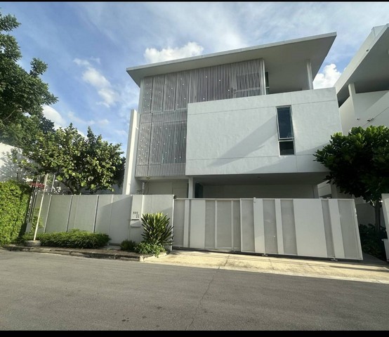 ขาย #บ้านเดี่ยว หมู่บ้านวีเว่ เอกมัย รามอินทรา ซอยโยธินพัฒนา 3  #ใกล้เซ็นทรัลอีสวิลล์ #ย่านโยธินพัฒนา ราคาขาย : 45,000,000 บาท *รวมเฟอร์ตามรูป และค่าโอนคนละครึ่ง#รายละเอียดประเภททรัพย์ : บ้านเดี่ยว 3 ชั้น #หลังมุมหมู่บ้าน : วีเว่ เอกมัย รามอินทราขนาด : 74 ตารางวาพื้นที่ใช้สอย : 371 ตรม.จำนวนห้อง : 4 ห้องนอน 5 ห้องน้ำ ห้องนอนใหญ่ สไตล์เพนส์เฮาส์พร้อมอ่างจากุซซี่ที่โถงระเบียงขนา�