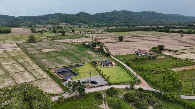ขายบ้านสวนพร้อมที่ดิน 12 ไร่เศษ อเมืองเชียงราย ตห้วยสัก เหมาะทำคาเฟ่และฟาร์มสเตย์ เดินระบบไฟใต้ดินเรียบร้อยรายละเอียดทรัพย์ขายยกแปลง ที่ดินพร้อมบ้านสวนและสิ่งปลูกสร้าง เนื้อที่รวม 12 ไร่ 1 งาน 97.8 ตารางวา (4,997 ตารางวา) ตั้งอยู่บ้านดงป่าเหมี้ยง ตำบลห้วยสัก อำเภอเมือง จังหวัดเชียงราย สภาพใหม่เอี่ยม เจ้าของพักอาศัยไม่ถึงปี งานระบบและโครงสร้างพื้นฐานพัฒนาไว้�