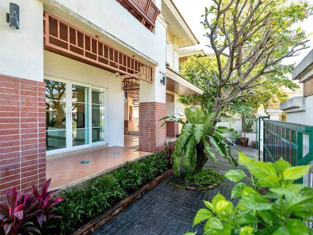 ให้เช่าบ้านเดี่ยว 2 ชั้น 300 ตรม. 3 ห้องนอน โครงการสิทธารมย์ รีเจ้นท์ สุขุมวิท 105 ซอยลาซาล ใกล้ MRT ศรีลาซาล ใกล้บางกอกพัฒนา*** ราคาเช่า 70,000 บาท/เดือนติดต่อ::  ชยา โทร/ID Line:: 0942823961   Link Line:: https://line.me/ti/p/3xFA1An8Kcรหัส# T26-839บ้านเดี่ยว 2 ชั้น สิทธารมย์ รีเจ้นท์ สุขุมวิท 105 ซอยลาซาล• พื้นที่ใช้สอย 300 ตรม. • 3 ห้องนอน+ระเบียงใหญ่• 3 ห้องน้ำ• 1 ห้องนั่งเล่น , 1 ห้องอาหาร • 2 ห้องครัว , สวนหย่อม , ลานหลังบ้าน • 1 ห้องแ