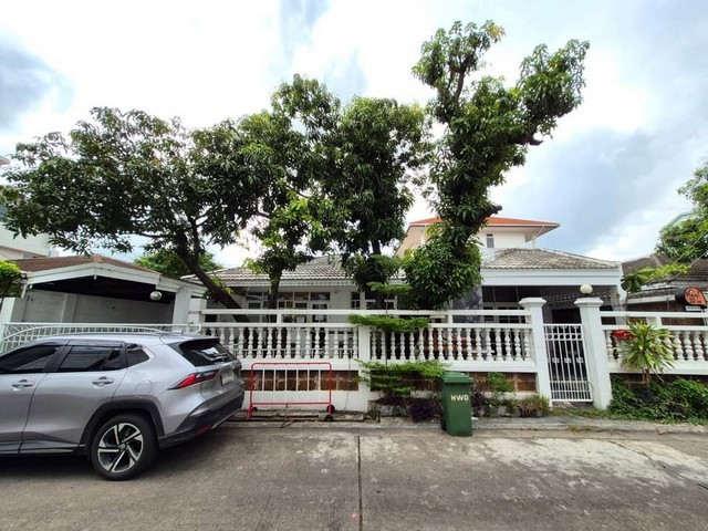 RHT2632ให้เช่าบ้านเดี่ยวย่านลาดพร้าว รามคำแหง เลียบทางด่วนรามอินทรา รัชดา พระราม 9   ทาวน์อินทาวน์ใกล้โรงเรียนบดินทรเดชา และเพียง 1 นาที ถึงห้างโลตัสเนื้อที่ 60ตร.ว. ใช้สอยมากกว่า 200 ตารางเมตร  หน้ากว้าง 16 เมตร  3 ห้องนอน · 3 ห้องน้ำติดต่อ:: คุณเจี๊ยบ092-851-6969Line :: Keti2522**พร้อมให้เช่าเดือนสิงหาคม 2569**ราคาเช่า 32,000/เดือน  สัญญาขั้นต่ำ 1 ปี มัดจำ 2เดือน  ล่วงหน่า 1 เดือน  ถนน ศรีวรา แขวงพลับพ�