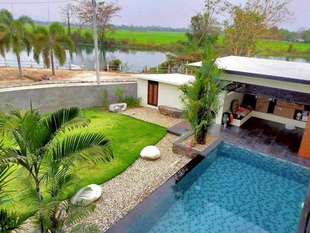 ให้เช่า 75,000 บาท/เดือน #โซนดอยสะเก็ด Luxury Pool Villa #วิวทุ่งนา #วิวแม่น้ำ #วิวดอย บรรยากาศเงียบสงบ รายล้อมด้วยธรรมชาติ เหมาะสำหรับการพักผ่อนและอยู่อาศัยอย่างแท้จริง #ไม่รับสัตว์เลี้ยงขนาดใหญ่รายละเอียดบ้านที่ดินขนาด 200 ตารางวาพื้นที่ใช้สอย 400 ตารางเมตร4 ห้องนอน 4 ห้องน้ำห้องรับแขกขนาดใหญ่ห้องรับประทานอาหารครัวฝรั่งพร้อมอุปกรณ์ครบสระว่ายน้ำส่วนตัวระบบเกลือ ขนาด 3.8 