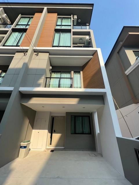 ให้เช่าทาวน์โฮม 3 ชั้น โครงการ Premium Place พหลโยธิน-รามอินทรา หลังมุม ใกล้ Big C สะพานใหม่ ( ทำออฟฟิศจดทะเบียนได้ )ราคาเช่า 43,000 บาท / เดือน ( บุคคลธรรมดา ) ( สัญญาขั้นต่ำ 1 ปี ประกัน 2 เดือน ล่วงหน้า 1 เดือน )ราคาเช่า 45,000 บาท / เดือน ( นิติบุคคล ) ( สัญญาขั้นต่ำ 1 ปี ประกัน 2 เดือน ล่วงหน้า 1 เดือน )ที่ตั้ง ถนนเทพรักษ์ แขวงท่าแร้ง เขตบางเขน กรุงเทพมหานครติดต่อ : คุณภัสพงณ์ 0634098164Line : deedee23https://www.facebook.com/profile.ph