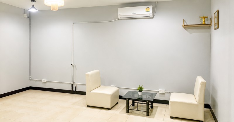 การเคหะคลองจั่น นวมินทร์ 4,998B-M พื้นที่เช่าเชิงพาณิชย์ ใกล้สนามกีฬาคลองจั่น 900 ม. 30-40 ตร.ม. แบ่งเป็น 4 ห้อง บรรยากาศร่มรื่น เหมาะสำหรับร้านค้า ร้านบริการ คลินิก ร้านเสริมความงาม และธุรกิจค้าปลีก ทำเลชุมชนขนาดใหญ่  มีผู้คนสัญจรตลอดวัน เดินทางสะดวก ใกล้MRT บางกะปิ 800 ม. ตลาด สถานศึกษา และแหล่งไลฟ์สไตล์ครบครัน รามคำแหง ลาดพร้าว Ramkhamhaeng Ladprao KhlongChan Housing Estate.4,998B-M Nawamin Commercial space for rent near Khlong Chan Stadium 90