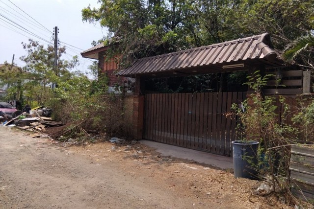 บ้านเดี่ยว ซอยพัฒนาชุมชน 1 ถนนศรีนครินทร์ บางแก้ว บางพลี สมุทรปราการ  ถนนศรีนครินทร์ (แยกจากซอยศรีด่าน 22) ซอยพัฒนาชุมชน 1 แยกจากซอยศรีด่าน 22 บางแก้ว บางพลี สมุทรปราการ  ราคา 4,750,000 บาท  (ราคาต่อรองได้)  รายละเอียดทรัพย์ -  เนื้อที่ 100.0 ตร.ว  พื้นที่ใช้สอย 192.0 ตร.ม. -  4 ห้องนอน 3 ห้องน้ำ  -  2 ที่จอดรถ  -  บ้านหันไปทางทิศตะวันออกเฉียงใต้  พิกัดทรัพย์ : https://maps.app.goo.gl/wPkovmfBmZFGrqC19  สถานที่ใกล้เคียง   