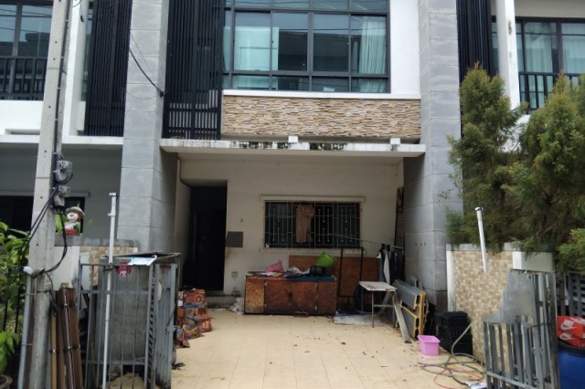 ขาย บ้านเดี่ยว/ทาวน์เฮ้าส์/คอนโด โครงการ ลิฟวิ่ง เรสซิเด้นท์ รังสิต ราชพฤกษ์  ถนน/ซอย ตำบลบางพูน อำเภอ เมืองปทุมธานี  จังหวัดปทุมธานี  ราคา   3,350,000    บาท  (ราคาต่อรองได้)  รายละเอียดทรัพย์ -  เนื้อที่ 22.0 ตร.ว.  พื้นที่ใช้สอย 195.0 ตร.ม. -  3 ห้องนอน 4 ห้องน้ำ -  1 ที่จอดรถ  -  บ้านหันไปทางทิศ ใต้  พิกัดทรัพย์ : https://maps.app.goo.gl/4NfK3kWV7GWcbhCj6  สถานที่ใกล้เคียง   - ตลาดฐานเพชรปทุมฯ -โรงพยาบาลส่งเสริมสุขภาพต