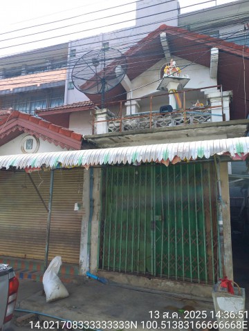 ขาย บ้านเดี่ยว/ทาวน์เฮ้าส์/คอนโด โครงการบางหลวงถนนปทุมธานี-ลาดหลุมแก้ว ตำบลบ้านฉาง อำเภอเมืองปทุมธานี จังหวัดปทุมธานี  ราคา   3,280,000    บาท  (ราคาต่อรองได้)  รายละเอียดทรัพย์ -  เนื้อที่ 65.0ตร.ม. พื้นที่ใช้สอย 101 ตร.ม. -  3 ห้องนอน 2 ห้องน้ำ  -  1 ที่จอดรถ  -  บ้านหันไปทางทิศ ตะวันออกเฉียงใต้  พิกัดทรัพย์ : https://maps.app.goo.gl/ydR7bW3jX9nkHGUs9  สถานที่ใกล้เคียง  แม็คโคร ปทุม-ร.ร.ปทุมวิไล-เทสโก้ โลตัส ปทุม-บ�