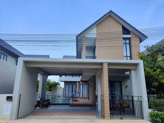 TEL : 092-288 9359 คุณดนิตาLine : https://line.me/ti/p/yxo92dHWP1รายละเอียด : พื้นที่74.95 ตรว (227ตรม)อายุบ้าน 3 ปี4 ห้องนอน, 3 ห้องน้ำ, 1 ห้องครัว, 1 ห้องนั่งเล่นสระว่ายน้ำ ระบบน้ำเกลือ ขนาด 3 x 7 เมตรบิวอินห้องนั่งเล่น ทีวีขนาด 55 นิ้วและโซฟาเบด - built in ชั้นวางของอเนกประสงค์- built in ห้องนอนหลัก เตียงนอนขนาด 6 ฟุต, มีทีวีขนาด 45 นิ้ว 1 เครื่อง, มี walk in closet ห้องน้ำในตัว- ห้องนอนชั้นล่าง ชุดเตียงนอนของ index ขนาด 6 ฟุต, ตู้เสื้อผ้าขน