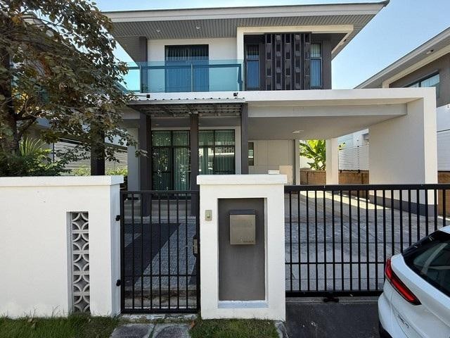 ให้เช่าบ้านเดี่ยว 2 ชั้น 55 ตรว. 4 ห้องนอน โครงการเศรษฐสิริ พัฒนาการ Setthasiri Pattanakarn รีโนเวทใหม่ทั้งหลัง พร้อมเข้าอยู่ ใกล้สนามบิน เดินทางสะดวกติดต่อ:: ชยา โทร/ID Line:: 0942823961Link Line:: https://line.me/ti/p/3xFA1An8Kcรหัส # T26-823บ้านเดี่ยว 2 ชั้น เศรษฐสิริ พัฒนาการ Setthasiri Pattanakarn รีโนเวทใหม่ทั้งหลัง พร้อมเข้าอยู่• เนื้อที่ 55 ตรว.• พื้นที่ใช้สอย 180 ตรม.• 4 ห้องนอน 3 ห้องน้ำ• 2 ที่จอดรถ• โปร่งโล่ง สบายตา พร้อมพื้นที่รอบบ้�