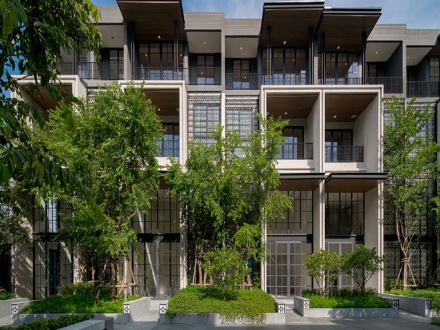 ขายทาวน์โฮมรูปแบบ Cluster 3.5 ชั้น Super Luxury QUARTER 31 ซอยสุขุมวิท 31 พร้อมลิฟท์  ใกล้ Emquartier, Emsphere *** ราคาขาย 69 ล้านบาท ค่าโอน 50/50 *** ราคาเช่า 250,000 บาท/เดือน ติดต่อ: ชยา โทร/ID Line:: 0942823961   Link Line:: https://line.me/ti/p/3xFA1An8Kcรหัส# T26-806  Quarter 31 โครงการระดับ Super Luxury ที่ผสมผสานดีไซน์ทันสมัยกับความสงบส่วนตัวได้อย่างลงตัว ใจกลางเมืองทำเลดี เข้า-ออก ได้ทั้ง อโศก สุขุมวิท ทองหล่อ เพชรบุรี ได้สะดวก• Type A หน้ากว้าง 6.1 ม. • ขนาดที่ดิน 30.7 ตร.วา