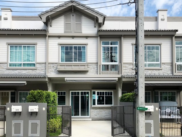 ให้เช่าทาวน์โฮม 2 ชั้น 2 ห้องนอน อินดี้ 3 บางนา-กม.7 indy 3 Bangna-km.7 หลังเมกะบางนา ใกล้ราชวินิตบางแก้ว*** ราคาเช่า 30,000 บาท/เดือน  (มีสัตว์เลี้ยงเพิ่ม 3,000 บาท) ติดต่อ:: ชยา โทร/ID Line:: 0942823961   Link Line:: https://line.me/ti/p/3xFA1An8Kcรหัส# T26-804ทาวน์โฮม 2 ชั้น อินดี้ 3 บางนา-กม.7 indy 3 Bangna-km.7 หลังเมกะบางนา ใกล้ราชวินิตบางแก้ว• เนื้อที่ 18 ตร.วา.  • พื้นที่ใช้สอย 89 ตร.ม.• 2 ห้องนอน• 3 ห้องน้ำ• 1 ที่จอดรถ• ตกแต่งครบ หิ้วกระเป๋าพร้อมเข้าอ�