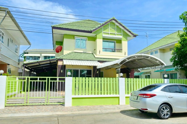 บ้านเดี่ยว 2 ชั้น 3 นอน 2 น้ำ เนื้อที่ 57 ตร.ว 230 ตร.ม. ทำเลติดถนนราชพฤกษ์ ใกล้เพียวเพลส ราชพฤกษ์ 300 ม. 16,499-17,999 B-M.บรรยากาศเงียบสงบ เหมาะสำหรับอยู่อาศัย เดินทางสะดวก ใกล้รร.นานาชาติเด่นหล้า บริติช สคูล 500 ม.รถไฟฟ้า และแหล่งไลฟ์สไตล์ ในสังคมคุณภาพ พร้อมสิ่งอำนวยความสะดวกครบครันTwo-story detached house with 3 bed and 2 bath on 57 sq.wa.of land and 230 sq.m. of usable space. Rental price 16,499-17,999 B-M. Located on Ratchaphruek Road near Pure Place Ratchaphruek 300 m. Quiet and peaceful atmosphere ideal for living. Convenient transportation 