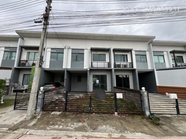 ขาย บ้านเดี่ยว/ทาวน์เฮ้าส์/คอนโด โครงการ เมททาวน์ ปทุม-ติวานนท์ ทับ 3  ถนนปทุมสายใน ตำบล บางหลวง อำเภอเมืองปทุมธานี จังหวัดปทุมธานี  ราคา    1,850,000   บาท  (ราคาต่อรองได้)  รายละเอียดทรัพย์ -  เนื้อที่ 23.1ตรว. พื้นที่ใช้สอย96 ตรม. -  3 ห้องนอน 2 ห้องน้ำ  -  1 ที่จอดรถ   พิกัดทรัพย์ : https://maps.app.goo.gl/GeaEs9YKjKY5m9ox7  สถานที่ใกล้เคียง  - ร.ร.นวมินทราชินูทิศหอวัง นนทบุรี- ร.ร.สาธิตปทุม- เทสโก้ โลตัส ปทุม- รพ.ปทุ�