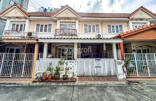 ขายทาวน์เฮ้าส์ หมู่บ้านเปี่ยมสุข รัตนาธิเบศร์ 34  ซ.รัตนาธิเบศร์38  ซอย 1 ติดถนนเมน ใกล้ MRT สะพานพระนั่งเกล้า 3 นอน 19.6 ตร.ว.ราคา 2,700,000 บาท (ต่อรองได้)รายละเอียดทรัพย์ทาวน์เฮ้าส์ 2 ชั้นหมู่บ้านเปี่ยมสุข รัตนาธิเบศร์ 34เนื้อที่ 19.6 ตารางวาพื้นที่ใช้สอยประมาณ 140 ตารางเมตร3 ห้องนอน2 ห้องน้ำ1 ห้องครัว1 ห้องรับแขกจอดรถ 1 คันหน้าบ้านหันทิศตะวันออกจุดเด่นทำเลดี ซอย 1 ติดถนนเมนของโคร