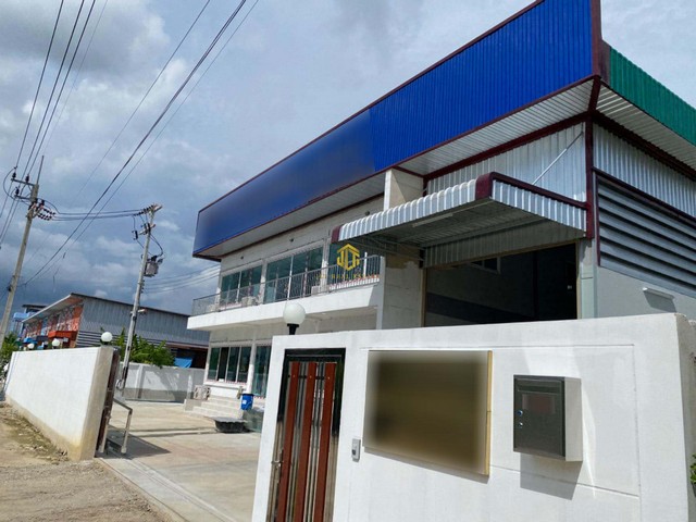 ขายโรงงานพร้อมผู้เช่าเนื้อที่ 1 ไร่ บ้านเกาะ สมุทรสาครรหัสทรัพย์ : FS188(กรุณาใช้รหัสนี้ในการสอบถาม FS188)โรงงานขนาด 480 ตรม. (12x40)ภายในโรงงานมีชั้นลอยมีออฟฟิศ 2 ชั้นผังเมืองสีชมพู มีใบรง.4อาคารคอนกรีตเสริมเหล็กผนังก่ออิฐฉาบเรียบยกพื้นสูงจากถนน 0.6 เมตร น้ำไม่ท่วมประตูโรงงานกว้าง 5x4.2 เมตร ระบบไฟฟ้าไฟฟ้า 3 เฟส 30/100Aรถ 6-10 ล้อ/ตู้คอนเทนเนอร์ เข้าออกสะดวกพิกัด : ต.บ้านเกาะ อ.เมือ�