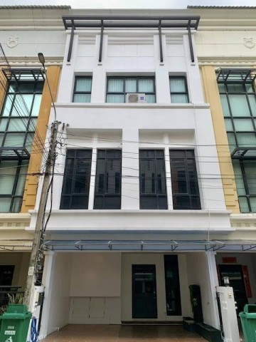 ให้เช่าทาวน์โฮม 3.5 ชั้น บ้านกลางกรุง ออฟฟิศ พาร์ค บางนา พร้อมเฟอร์นิเจอร์ จดทะเบียนบริษัทได้ติดต่อ Agent คุณบัว (Bua)Tel: 093-646-4597 LINE ID: Bua093ค่าเช่า 45,000 บาท/เดือนสัญญาเช่าขั้นต่ำ 1 ปีทาวน์โฮมหรูสไตล์ San Francisco ทำเลบางนา กม.3 พร้อมเข้าอยู่ตกแต่งครบ เฟอร์นิเจอร์พร้อมใช้งาน เหมาะสำหรับพักอาศัย โฮมออฟฟิศ และจดทะเบียนบริษัทรายละเอียดพื้นที่ดิน 20.6 ตร.ว.พื้นที่ใช้สอยประมาณ 200 ตร.ม.3.5 ชั้น3 ห�