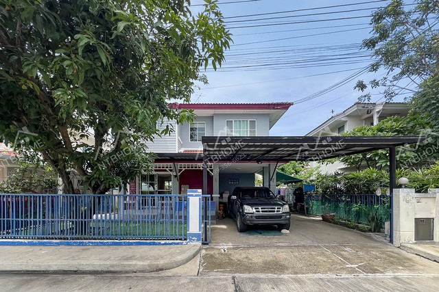บ้านเดี่ยว 2 ชั้น ชลลดา วัดลาดปลาดุก หน้าบ้านไม่ชนใคร ต่อเติมครบ ใกล้รถไฟฟ้าสายสีม่วง* บ้านสภาพดี พื้นที่ 52.5 ตร.ว. ฟังก์ชัน 3 ห้องนอน 2 ห้องน้ำ 2 ที่จอดรถ ต่อเติมโรงรถและต่อเติมครัวปิด+เคาเตอร์ มาพร้อมเฟอร์นิเจอร์ แอร์ เครื่องทำน้ำอุ่น ปั๊มน้ำแทงค์น้ำพร้อมใช้งาน* โครงการตั้งอยู่บนถนนสายหลัก อาทิ ถนนกาญจนาภิเษก ถนนซอยวัดลาดปลาดุก ถนนบ้านกล้วย-ไทรน้อยฯ ใกล้โคร