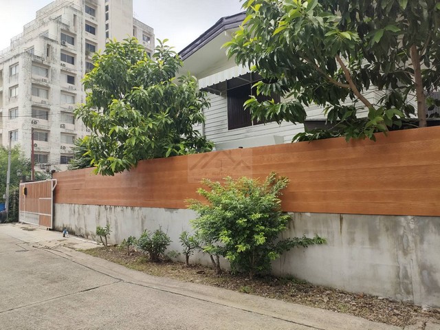 ให้เช่าบ้านเดี่ยว 2 ชั้น 3 ห้องนอน สุขุมวิท 103 อุดมสุข 48 บริเวณบ้านกว้าง สวนหน้าบ้าน ร่มรื่น ใกล้ทั้ง BTS อุดมสุข และ MRT ศรีอุดม *** ราคาเช่า 35,000 บาท/เดือนติดต่อ:: ชยา โทร/ID Line:: 0942823961Link Line:: https://line.me/ti/p/3xFA1An8Kcรหัส # T26-879• บ้านเดี่ยว 2 ชั้น สุขุมวิท 103 ซอยอุดมสุข 48• เนื้อที่ 48 ตารางวา • 3 ห้องนอน • 2 ห้องน้ำ• 1 ห้องครัว• 2 ที่จอดรถ • สไตล์ยุค 80 บริเวณบ้านกว้างขวาง สวนหน้าบ้าน ร่มรื่น เหมาะอยู่อาศัย  • ย