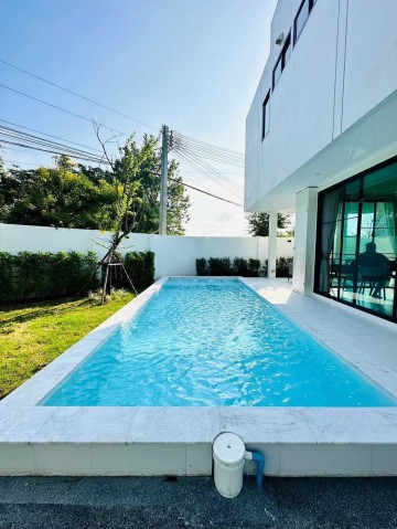 AOM 2903ปล่อยเช่า Luxury Pool Villa (Smart Home) ขนาด 73.4 ตร.ว. หางดง เชียงใหม่   ตำบลหนองควาย หางดง,เชียงใหม่   บ้านเดี่ยว   4  ห้องนอน   5   ห้องน้ำ   1  ห้องรับแขก   1  ห้องครัว   ที่ดิน   73.40 ตร.ว.   ใช้สอย   240.00 ตร.ม.ราคาเช่า 79,000 / เดือนรายละเอียดLuxury Pool Villa for Rent | Hang Dong, Chiang Mai ** รับสุนัขพันธุ์เล็ก 1-2 ตัวค่าเช่า 79,000 บาท/เดือน (สัญญา 1 ปี)เหมาะสำหรับครอบครัวต่างชาติ และผู้ที่ทำงานระยะยาวในเชียงใหม่พร้อมเข้าอยู่ 1 กรกฎาคม 2569 เป็�