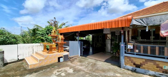 PZ1286-ขายบ้านเดี่ยว ชั้นเดียว หมู่บ้าน เดอะซัน วิลเลจ มาบตาพุด ระยอง บ้านแปลงมุม เนื้อที่ 76.7 ตร.ว. ห่างจากถนนมาบยา เพียง 750 เมตร และถนนสุขุมวิท เพียง 2.7 กม. ตำบลมาบตาพุด อำเภอเมืองระยอง จังหวัดระยองราคา 3,200,000 บาท**รายเอียด**-ขายบ้านเดี่ยวชั้นเดียว -เนื้อที่ 76.7 ตรว.-พื้นที่ใช้สอยประมาณ 300 ตรม.-3 ห้องนอน-2 ห้องน้ำ-1 ห้องโถงรับแขก-1 ห้องพระ-1 ห้องครัว-แอร์ 3 เครื่อง**มีบ้านหลังเล็กต่อ