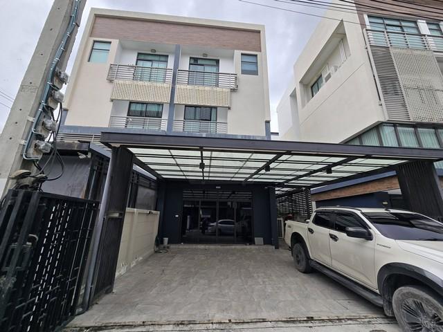 ให้เช่าโฮมออฟฟิศ 3.5 ชั้น โครงการ DISTRICT ดิสทริค เอกมัย-รามอินทรา (รามอินทรา 40) สไตล์โมเดิร์น ทำเลดีย่านเลียบด่วนราคาเช่า 60,000 บาท / เดือน (ไม่รวมค่าส่วนกลาง)ที่ตั้ง ถนนรามอินทรา ซอยรามอินทรา 40 แขวงนวลจันทร์ เขตบึงกุ่ม กรุงเทพฯ 10230ติดต่อ : คุณภัสพงณ์ 0634098164 , 0813987741Line : deedaa23เนื้อที่ 32.5 ตารางวา พื้นที่ใช้สอย 172 ตารางเมตร จำนวน 3.5 ชั้น 3 ห้องน้ำต่อเติมครัวปิดด้านหลังขนาดใหญ่ ตกแต่งบิ้ว