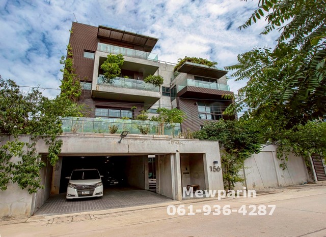 428933 ขายบ้าน ทาวน์อินทาวน์ ขนาด 87 ตร.วา  บ้านเดี๋ยวตึกแฝด 6ชั้นครึ่ง และมีดาดฟ้า  ซอยบ้านเป็นซอยตัน สงบ ส่วนตัวขนาด 87 ตร.วา 6ชั้นครึ่ง และมีดาดฟ้า - 5ห้องนอน   โรงจอดรถ ไฟฟ้าจอดได้4คัน- ห้องนอน1.พร้อมห้องน้ำ- ห้องนอน2 พร้อมห้องน้ำ- ห้องโฮมเธียร์เตอร์พร้อมห้องน้ำ- ห้องนอน3 (master) พร้อม โซนนั่งทำงาน พร้อมวอลค์อืนโคสเซทโคสเซ็ท ห้องน้ำ พร้อมอ่างจากุชชีมีระเบียง- ห้องนอน4 พร้อ�