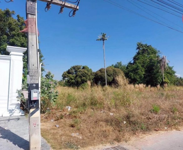 ขายที่ดิน ชัยพรวิถี 21 / Pmc Home ซอย 3เนื้อที่ 5-1-91 ไร่ กว้าง 60 เมตร ลึก 140 เมตรที่ตั้ง : ซอยชัยพรวิถี 21 ตำบลหนองปรือ อำเภอบางละมุง จังหวัดชลบุรีสถานที่ใกล้เคียงสถานที่ท่องเที่ยวและจุดเช็กอิน (ในซอยหรือใกล้ปากซอย)* อุทยานหินล้านปีและฟาร์มจระเข้พัทยา:* ปีโป้ โพนี่ คลับ (Pipo Pony Club):* เมืองจำลองพัทยา (Mini Siam): ร้านอาหารและคาเฟ่แนะนำ* ครัววันสุข:* Coffee Pipopony Club: สิ่งอำนวยความสะดวกและการเดินท�