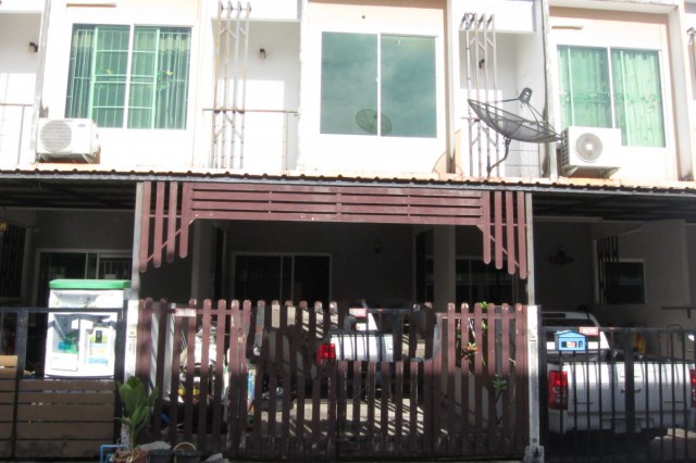 ขาย บ้านเดี่ยว/ทาวน์เฮ้าส์/คอนโด โครงการ หมู่บ้านสมาร์ทแลนด์นิวสไตล์ 2  ถนน/ซอยถนนหนองก้างปลา – ห้วยปราบ ตำบลบ่อวิน อำเภอศรีราชา จังหวัดชลบุรี  ราคา   1,450,000    บาท  (ราคาต่อรองได้)  รายละเอียดทรัพย์ -  เนื้อที่ 16.5 ตรว. พื้นที่ใช้สอย 114 ตรม. -  2 ห้องนอน 1 ห้องน้ำ 1 ที่จอดรถ -  บ้านหันไปทางทิศ ตะวันตก  พิกัดทรัพย์ :https://maps.app.goo.gl/kwNnCVJsmQ4wH9tW8   สถานที่ใกล้เคียง  – สวนน้ำบ่อวิน Brachio Water Park– ตลาดเก่าหน