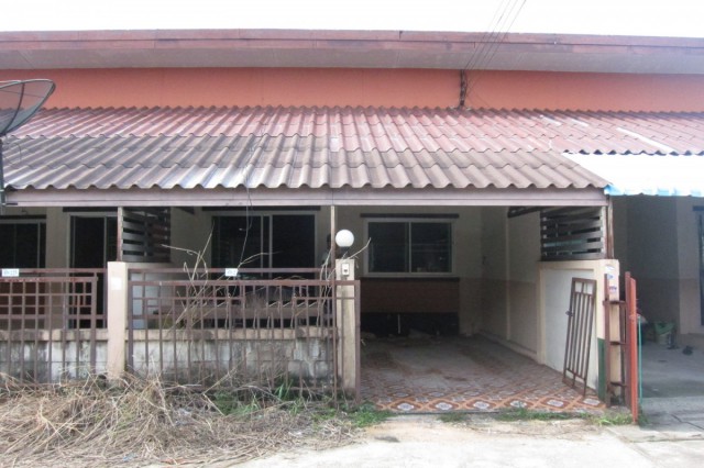 ขาย บ้านเดี่ยว/ทาวน์เฮ้าส์/คอนโด โครงการ สมาร์ทแลนด์ กรีนทาวน์  ถนน/ซอยถนนสายปลวกแดง – ห้วยปราบสะพานสี่ ตำบลบ่อวิน อำเภอศรีราชา จังหวัดชลบุรี  ราคา   1,250,000    บาท  (ราคาต่อรองได้)  รายละเอียดทรัพย์ -  เนื้อที่ 18.2 ตรว. พื้นที่ใช้สอย 70 ตรม. -  2 ห้องนอน 1 ห้องน้ำ  -  1 ที่จอดรถ  -  บ้านหันไปทางทิศ ใต้  พิกัดทรัพย์ : https://maps.app.goo.gl/DiCwSXeEkH15JHRW7  สถานที่ใกล้เคียง  – โรงเรียนปัญญานฤมิต– แม็คโคร บ่อวิน