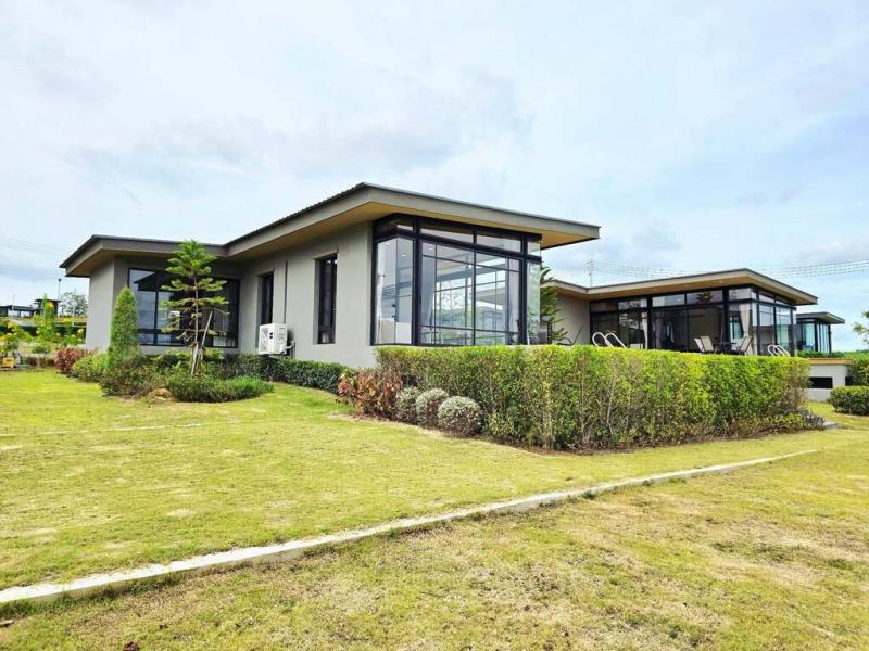 บ้านตากอากาศเขาใหญ่ พร้อมศักยภาพทำ Airbnb ลงทุนคุ้มค่า! วิลล่า 2 หลัง พร้อมสระว่ายน้ำและสนามหญ้าขนาดใหญ่ เหมาะสำหรับปล่อยเช่ารายวันในสไตล์พูลวิลล่า – จุดขายคือวิวภูเขาและหมอกยามเช้าที่สวยจนลูกค้าต้องหลงรักราคา: 14.9 ล้านบาทพื้นที่: 312 ตร.วาตัวบ้าน: บ้านใหม่ สไตล์โมเดิร์นไฮไลท์สำหรับนักลงทุน Airbnbวิวเขายายเที่ยงแบบพาโนราม่า + หมอกธรรมชาติทุกเช้ามีบ้าน 2 หลัง 4 ห้อ�