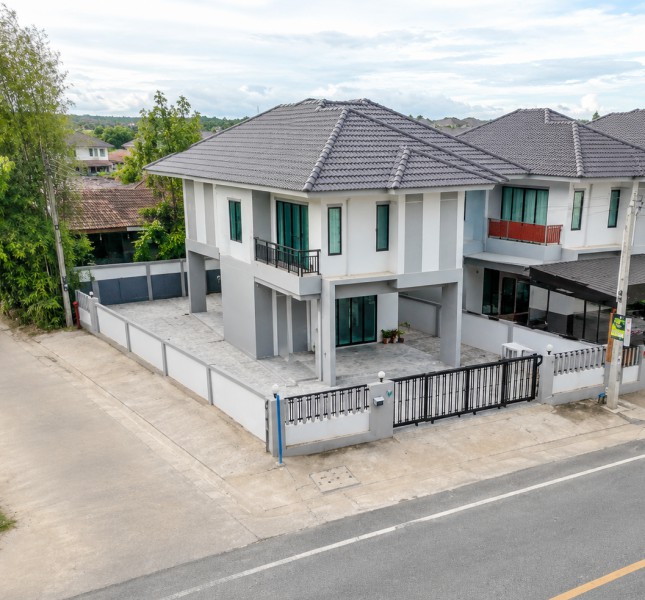 เฟอร์ครบ บุญถาวร สุราษฎร์ธานี 3.9 กม.ให้เช่าบ้านเดี่ยว 2 ชั้น 50 ตร.วา. 200 ตร.ม.แม็คโคร สุราษฎร์ธานี 3.3 กม.3 นอน 3 น้ำ 13,999 B-M หาของกินง่าย เทศบาลนครสุราษฎร์ธานี เดินทางสะดวกFully FUr Boonthavorn Surat Thani 3.9 km. For rent 2-storey detached house 50 sq.wa.200 sq.m. Makro Surat Thani 3.3 km.3 bed 3 bath  13,999 B-M easy to find food Surat Thani Municipality convenient transportationถนน เลี่ยงเมือง บุญถาวรถ.เทศบาลนครสุราษฎร์ธานี 4009ตำบลมะขามเตี้ย อำเภอเมืองสุราษฎร์ธานี สุราษฎร์ธานี 50ตร.วา. 200ตร.ม.50sq.wa. 200sq.m.3 ห้องน�