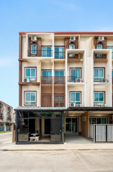 ทำเลอ่อนนุช-ลาดกระบัง 3 นอน ใกล้โรบินสัน ลาดกระบัง 300 ม. โฮมออฟฟิศหัวมุม ติดถนนเมน 3 น้ำ ค่าเช่า 14,998 บาท/เดือน  ใกล้เดอะ พาซิโอ ลาดกระบัง 400 ม.สถานศึกษาโรงพยาบาล ตลาด เดินทางสะดวก เชื่อมต่อถนนหลัก และ Airport Rail Link พื้นที่ใช้สอยกว้าง เหมาะสำหรับอยู่อาศัย และสำนักงาน พร้อมเฟอร์ฯครบ in the On Nut Lat Krabang area with 3 bed Corner home office on the main road  3 bath near Robinson Lat Krabang 300 m. Spacious usable area suitable for residence or office Fully furnished Near The Paseo Lat Krabang 400 m. schools hospitals markets Airpor