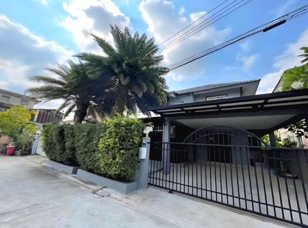 ขาย #บ้านเดี่ยว 2 ชั้น หมู่บ้านอุ่นรัก ซอยนาคนิวาศ 15 #ใกล้เซ็นทรัลอีสต์วิลล์ราคาขาย :   8,500,000 บาท#รายละเอียดประเภททรัพย์ : บ้านเดี่ยว 2 ชั้นหมู่บ้าน : อุ่นรัก นาคนิวาศ 15ขนาดที่ดิน : 47 ตารางวาพื้นที่ใช้สอย :  180 ตรม.ความสูงเพดาน : 2.65   เมตรจำนวนห้อง :  3 ห้องนอน  3 ห้องน้ำ - 1 ห้องครัว- 1 ห้องทำงาน- 1 ห้องรับแขกที่จอดรถ : 2 คันทิศบ้าน : ทิศเหนือเฟอร์นิเจอร์ / เครื่องใช้ไฟฟ้า : แอร์ 6 เครื่อง �
