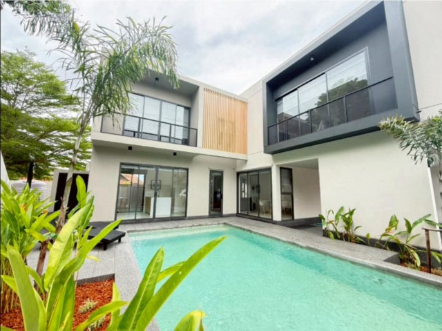ให้เช่า 85,000 บาท/เดือน #โซนหางดง #พูลวิลล่าใหม่ 2 ชั้น #ใกล้โรงเรียนนานาชาติหลายแห่ง บ้านใหม่เอี่ยม พร้อมสระว่ายน้ำส่วนตัว ดีไซน์โมเดิร์น พื้นที่กว้าง ตกแต่งครบ พร้อมเข้าอยู่รายละเอียดบ้านพื้นที่ใช้สอย กว่า 200 ตร.ม.เนื้อที่ 70 ตร.ว. (280 ตร.ม.)3 ห้องนอน4 ห้องน้ำ1 ห้องทำงานสระว่ายน้ำระบบเกลือ ขนาด 8 x 4 เมตรห้องนั่งเล่นและพื้นที่รับประทานอาหารแบบ Open Planครัวฝรั่งพร้อมเคาน์เ�