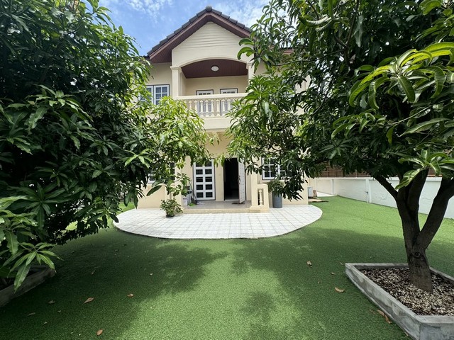 ให้เช่าบ้านเดี่ยว 2 ชั้น 103 ตรว. 5 ห้องนอน ซอยรามคำแหง 36-1 ใกล้สนามกีฬาราชมัง ใกล้ ม.รามคำแหง*** ราคาเช่า 30,000 บาท/เดือน ติดต่อ::  ชยา โทร/ID Line:: 0942823961   Link Line:: https://line.me/ti/p/3xFA1An8Kcรหัส# T26-896บ้านเดี่ยว 2 ชั้น ซอยรามคำแหง 36-1 ใกล้สนามกีฬาราชมัง ใกล้ ม.รามคำแหง• เนื้อที่ 103 ตรว • 5 ห้องนอน • 5 ห้องน้ำ • 1 ห้องครัว 1 ห้องนั่งเล่นขนาดใหญ่ • จอดรถในร่ม 2 คัน มีลานหลังบ้าน พร้อมหลังคา• แอร์ 5 เครื่อง เครื่องทำน้