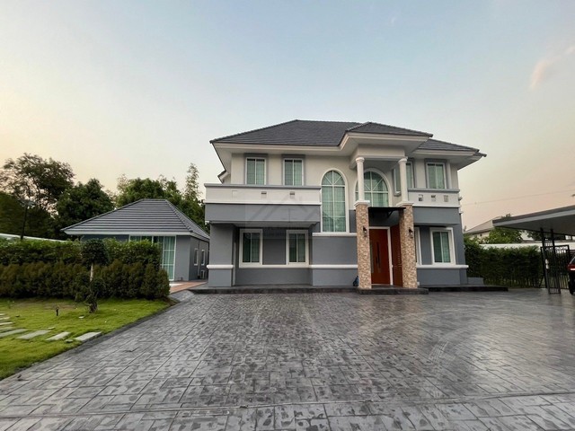 ให้เช่า-ขายบ้านหรู 2 ชั้น 400 ตรว. 5 ห้องนอน บ้านสวนเนรมิตร ออเงิน-รามอินทรา สระว่ายน้ำ มีความเป็นส่วนตัว สงบร่มรื่น เดินทางสะดวก ใกล้ทางด่วน*** ราคาเช่า 180,000 บาท/เดือน  *** ราคาขาย 45 ล้านบาท (ต่อรองได้) ติดต่อ:: ชยา โทร/ID Line:: 0942823961   Link Line:: https://line.me/ti/p/3xFA1An8Kcรหัส# T26-093บ้านหรู 2 ชั้น บ้านสวนเนรมิตร วัชรพล เพิ่มสิน - เนื้อที่ 1 ไร่ - พื้นที่ใช้สอย 320 ตารางเมตร - 5 ห้องนอน มึห้องน้ำในตัวทุกห้อง- 6 ห้องน�