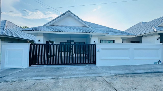 AOM 2911โปรเปิดบ้าน 3.75 ล้าน จาก 3.99 ล้าน โปรภายในเดือนมิถุนายนนี้เท่านั้น บ้านเดี่ยว 3 นอน 2 น้ำ ขนาด 50 ตรวแถมฟรี เครื่องใช้ไฟฟ้าครบครันและเฟอนิเจอร์บิวอินทั้งหลัง  ยกเว้นของตกแต่งบ้าน หมู่บ้านพัทยาวิวเลจ เส้น 36 หนองปลาไหลบ้านเลขที่ 52/16ใกล้ ครัวป้าบุญ และ โรงเรียนรีเจนส์นานาชาติติดต่อขอรูปและรายละเอียดเพิ่มเติม  สนใจนัดชมสถานที่จริงContact  TEL/LINE คุณต๋อม 081-925-2443          TEL/LINE        086-542