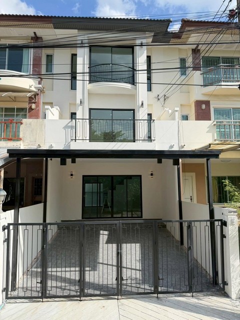 ขายทาวน์โฮม 3 ชั้น 4 ห้องนอน โครงการ ศุภาลัย พาร์ค วิลล์ 2 พหลโยธิน 48 รีโนเวทใหม่ทั้งหลัง ใกล้  ม.ศรีปทุม , ม.เกษตรศาสตร์*** ราคาขาย 3.79 ล้านบาท ฟรีโอน  ติดต่อ:: ชยา โทร/ID Line:: 0942823961   Link Line:: https://line.me/ti/p/3xFA1An8Kcรหัส# T26-905  ทาวน์โฮม 3 ชั้น โครงการ ศุภาลัย พาร์ค วิลล์ 2 พหลโยธิน 48 รีโนเวทใหม่ทั้งหลัง• ที่ดิน 21.9 ตารางวา• พื้นที่ใช้สอยประมาณ 180 ตารางเมตร• 4 ห้องนอน• 3 ห้องน้ำ• ห้องครัว• จอดรถในบ้าน 1 คัน• �