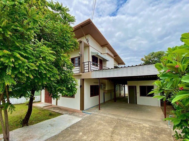 ให้เช่าบ้านโมเดิร์น2ชั้น 100ตรว. 5นอน3น้ำ เช่าลดเหลือ 22,000บ. เฟอร์ครบ เลี้ยงสัตว์ได้ แยกกองทราย บ้านจินดาวิลล่า ต.หนองผึ้ง สารภี เชียงใหม่ให้เช่าบ้านทรงโมเดิร์น 2 ชั้น ไม่มีค่าส่วนกลางบนเนื้อทึ่ 100 ตร.วา, พท.ใช้สอย 250 ตร.เมตร5 ห้องนอน, 3 ห้องน้ำ, 5 แอร์พร้อมเช่าอยู่ได้ทันที เฟอร์นิเจอร์ครบ เลี้ยงสัตว์เลี้ยงได้- ค่าเช่าลดเหลือ เดือนละ 22,000 บาท จ่ายล่วงหน้าก่อนอยู่  สัญญาเช�