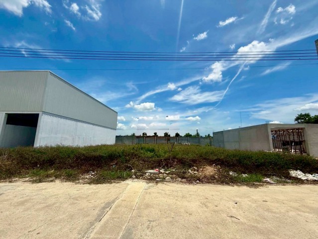 ที่ดินทำเลทองติดถนนใหญ่ มีพร้อมน้ำไฟให้ครบ (2 แปลง)ติดถนนใหญ่สร้างโรงงาน,โกดัง,ออฟฟิศใหม่ 137.9 ตารางวาพิกัด : https://maps.app.goo.gl/meCAtYW4V9c28BCm7?g_st=ilราคา 3 ล้านบาท / โอนคนละครึ่งสนใจติดต่อเบอร์095-749-7516 พะแพง Line pjpc132521#ที่ดินสร้างโรงงาน #ที่ดินทำเลดี #ติดถนนใหญ่ #ที่ดินบางบัวทอง#ที่ดินนนทบุรี