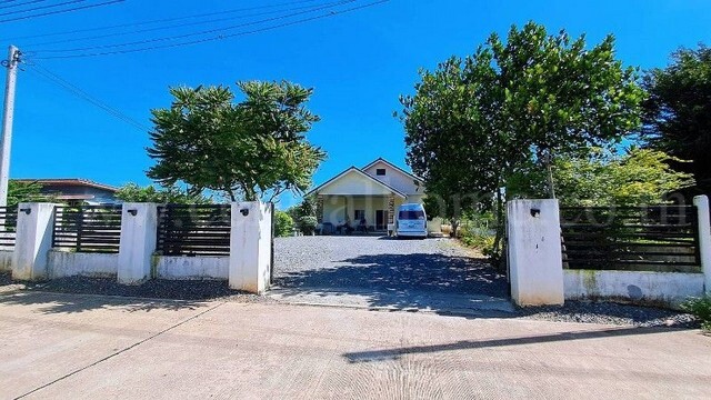 รหัสทรัพย์ N1217บ้านเดี่ยวชั้นเดียว200 ตร.วา สำหรับพักอาศัยเอง บ้านสำหรับเกษียณ หรือซื้อลงทุนรีโนเวท ถูกมาก!!!!ที่ตั้ง :&nbsp; ซอยบ้านแปลงมะเขือ 8 ตำบลหนองเหียง อำเภอพนัสนิคม จังหวัดชลบุรีรายละเอียดทรัพย์- บ้านเดี่ยวชั้นเดียว ซ.บ้านแปลงมะเขือ 8 เหมาะซื้ออยู่เองหรือซื้อลงทุนรีโนเวทปล่อยเช่า ราคาถูกมาก- บ้านเดี่ยว 1 ชั้น, ขนาดพื้นที 200&nbsp;ตารางวา,&nbsp;พื้นที่ใช้สอย 146 ตารางเ