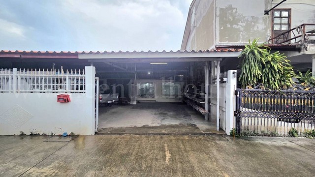รหัสทรัพย์ N0938ทาวน์เฮาส์ หน้าเมืองทอง ปากซอยรถไฟฟ้า สถานีศรีรัช&nbsp;ที่ตั้ง : ถนนแจ้งวัฒนะ ตำบลคลองเกลือ อำเภอปากเกร็ด จังหวัดนนทบุรี 11120รายละเอียดทรัพย์- ทาวน์เฮ้าส์ 1 ชั้น เนื้อที่ดิน 26 ตารางวา พื้นที่ใช้สอย 60 ตารางเมตร- 1 ห้องนอน, 1 ห้องนั่งเล่น, 1 ห้องน้ำ, 1 ห้องครัว, 2 ที่จอดรถ- เครื่องปรับอากาศทำเล และสถานที่ใกล้เคียง- รถไฟฟ้าสายสีชมพู สถานีศรีรัช 400 เมตร-&nbsp;Central Chaengwattana,&nbs