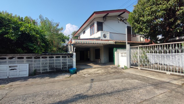 บ้านเดี่ยวลาดพร้าว บ้านเดี่ยวพหลโยธิน เสนานิคม 2 หลัง 88 ตรว พื้นที่รวม 300 ตรม 7 ห้องนอน รายละเอียด :VDO Youtube : https://youtu.be/zk4A5AaM3TY?si=QVZ9mmO40L7jWrm8รูปเพิ่มเติม : https://shorturl.asia/WHmb4ติดต่อพี่เปี๊ยก Tel : 098.628.7956  บ้านเดี่ยวพหลโยธิน ลาดปลาเค้า 2 หลัง คลาสสิคสไตล์ 88 ตรว พื้นที่รวม 300 ตรม 7 ห้องนอน ใกล้ BTS เสนานิคม เหมาะอยู่อาศัย สำนักงาน ออฟฟิศ หลังมุมเงียบสงบ พื้นที่ใช้สอยเยอะ ปรับเปลี่ยนให้สอดคล้องได้ ทำเลใจ�