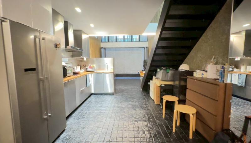 Live & Work Space สไตล์ดึงดูดสายตา ย่าน CBD บางรัก–สุรวงศ์อาคารพาณิชย์ 4 ชั้น 2 คูหา (รีโนเวทใหม่ทั้งหลัง)นิยามใหม่ของการอยู่อาศัยร่วมกับการทำงาน (Home Office / Studio / Boutique Asset) ดีไซน์เรียบ เท่ มีคาแรคเตอร์เฉพาะตัว ไม่ซ้ำใคร ในทำเลที่ผสมผสานความคลาสสิกและโมเดิร์นได้อย่างลงตัวไฮไลท์และฟังก์ชันที่ตอบโจทย์พื้นที่กว้างขวาง สว่าง โปร่งสบาย: เนื้อที่ 28.2 ตร.วา พื้นที่ใช้สอยสะใจ 448 ตร.ม. (หน้