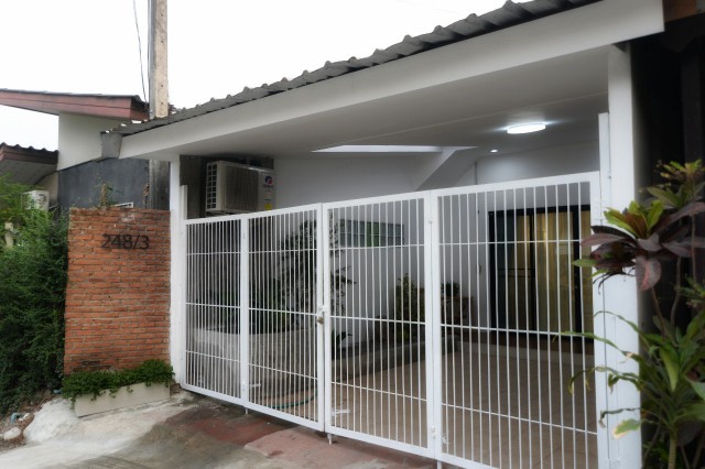 ขายบ้านชั้นเดียวห้องริม สันผักหวาน หางดงใกล้โรงเรียนนานาชาติลานนาเพียง 4 นาที | ติดเขตเมืองเชียงใหม่ขายบ้านชั้นเดียวห้องริม นอกโครงการ ทำเลดีใน ต.สันผักหวาน อ.หางดง จ.เชียงใหม่ เป็นโซนที่เดินทางสะดวก ใกล้เมือง เหมาะสำหรับอยู่อาศัยเอง หรือซื้อไว้เป็นทรัพย์ลงทุนปล่อยเช่า ทำเล ต.สันผักหวาน อ.หางดง จ.เชียงใหม่ ติดเขตอำเภอเมืองเชียงใหม่ เพียง 4 นาทีถึงโรงเร�