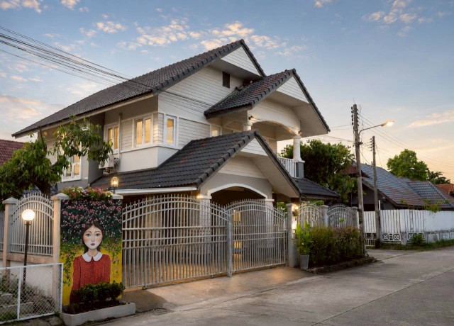 ให้เช่าบ้านเดี่ยวรีโนเวทใหม่ พร้อมสระว่ายน้ำส่วนตัวขนาดเล็กใกล้โรงเรียนนานาชาติลานนา และกาดฝรั่ง หางดงบ้านเดี่ยวรีโนเวทใหม่ พร้อมเฟอร์นิเจอร์และของตกแต่งตามภาพ บ้านมีพื้นที่ใช้สอยกว้าง ฟังก์ชันครบ เหมาะสำหรับครอบครัว ชาวต่างชาติ หรือผู้ที่ต้องการบ้านเช่าพร้อมอยู่ในทำเลสันผักหวาน หางดง ทำเลดี เดินทางสะดวก เพียง 5 นาที ถึงโรงเรียนนานาชาติลานนา เ�