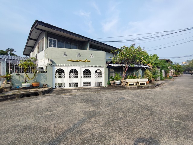 ขายบ้านเดี่ยวนวมินทร์ บ้านเดี่ยวบางกะปิ ใกล้เดอะมอลล์บางกะปิ รถไฟฟ้าสีเหลืองรายละเอียด :VDO Youtube : https://youtu.be/URVpd961Z_s?si=29mfjyAyTU5gfMLjรูปเพิ่มเติม : https://bit.ly/4aDfeUKติดต่อพี่เปี๊ยก Tel : 098.628.7956 บ้านเดี่ยวทำเลเยี่ยมนวมินทร์ 21 บางกะปิ ใกล้เดอะมอลล์บางกะปิ ใกล้สถานีรถไฟฟ้าสายสีเหลืองลำสาลี  สถานีบางกะปิ  ตรงข้ามสนามกีฬาคลองจั่น สวนพฤกษชาติ ตลาดสด ร้านอาหาร มินิมาร์ท ห้างสรรพสินค้า โรงเรียน �