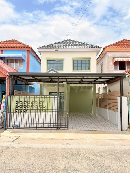 ทาวน์เฮ้าส์ 2 ชั้น หมู่บ้านคณาทรัพย์รามอินทรา 117 บางชัน รถไฟฟ้าสถานีบางชันราคาเพียง 2.3 ล้านบาท (2,300,000 บาท)พร้อมโอนและจดจำนอง----------------------------------------รายละเอียด- ทาวน์เฮ้าส์ 2 ชั้น- เนื้อที่ 24.3 ตารางวา- 4 ห้องนอน 2 ห้องน้ำ (ชั้นล่างมีห้องนอน)- 1 ห้องครัว 1 ห้องรับแขก- ต่อเติมหลังคาโรงจอดรถ(หลังคากันความร้อน)- ก่อเคาท์เตอร์ครัวพร้อมติดตั้งซิงค์ล้างจาน- จอดรถในบ้านได้ 1-2 คัน- พื้นชั้น�